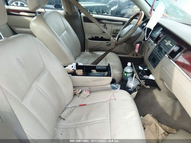 Lincoln Town Car 2004 1LNHM83W14Y674926 Image 6