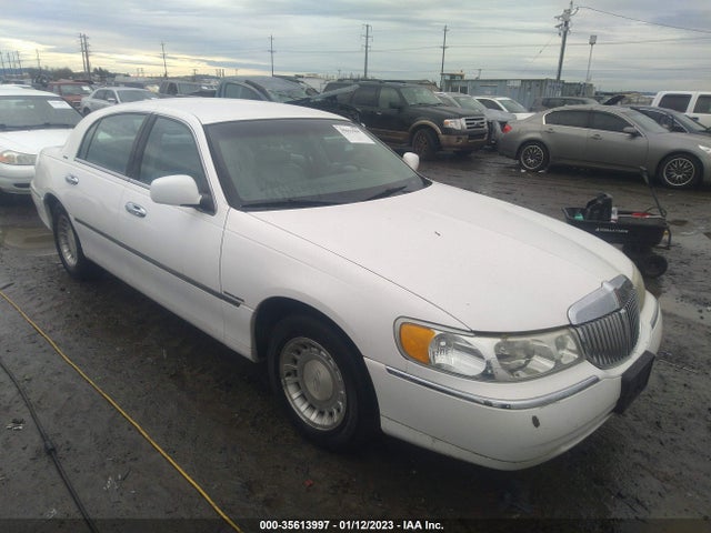 Lincoln Town Car Executive 2001 1LNHM81W21Y712646 головне зображення