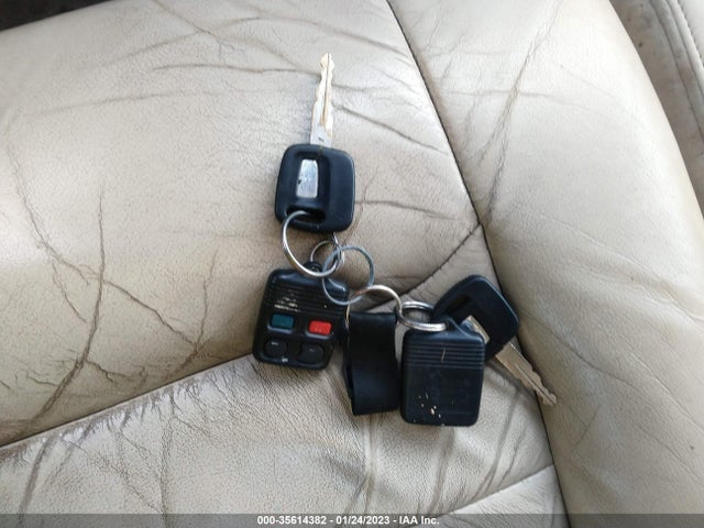 Lincoln Town Car 2000 1LNHM82W6YY796477 Image 3