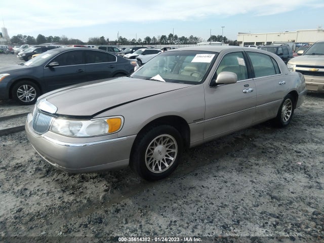 Lincoln Town Car 2000 1LNHM82W6YY796477 Image 2