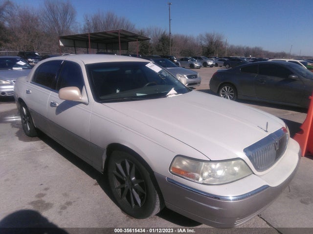 Lincoln Town Car Signature 2003 1LNHM82WX3Y674732 головне зображення