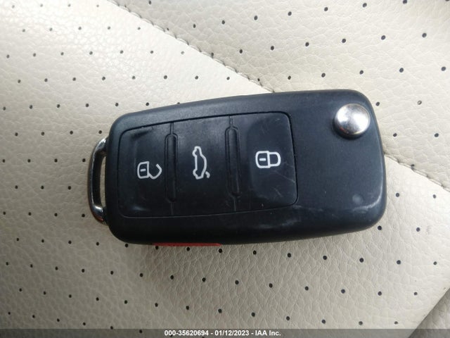 WVGAV7AX4HK021715 Volkswagen Tiguan