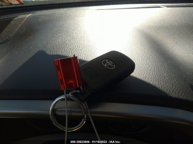 2016 Toyota RAV4, VIN: JTMRJREV7GD035814