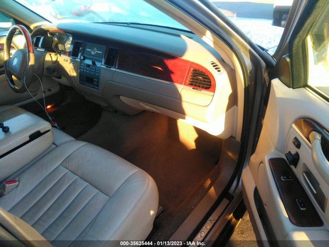Lincoln Town Car 2003 1LNHM82W23Y684610 Image 6