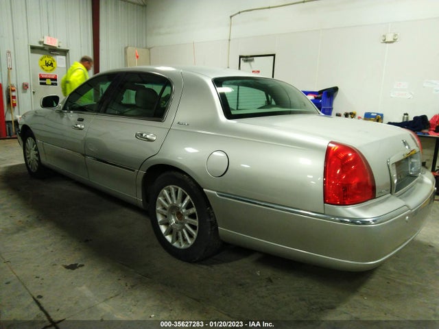 2003 LINCOLN TOWN CAR SIGNATURE VIN: 1LNHM82W83Y667259