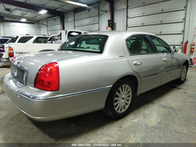 2003 LINCOLN TOWN CAR SIGNATURE VIN: 1LNHM82W83Y667259
