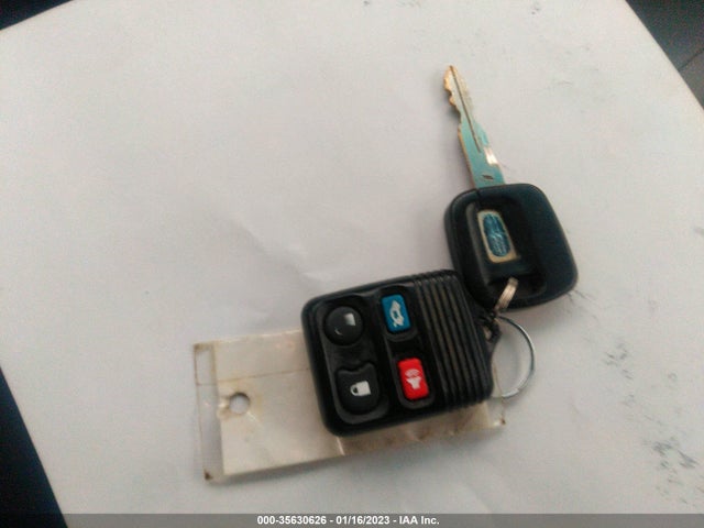 Lincoln Town Car 2000 1LNHM81W9YY851201 Image 3