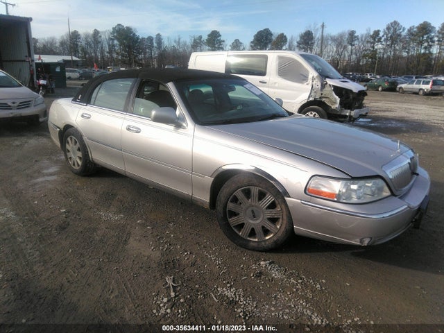 Lincoln Town Car Ultimate 2004 1LNHM83W94Y652298 main image