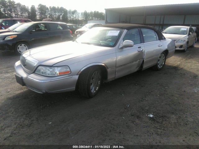 Lincoln Town Car Ultimate 2004 1LNHM83W94Y652298 Image 2