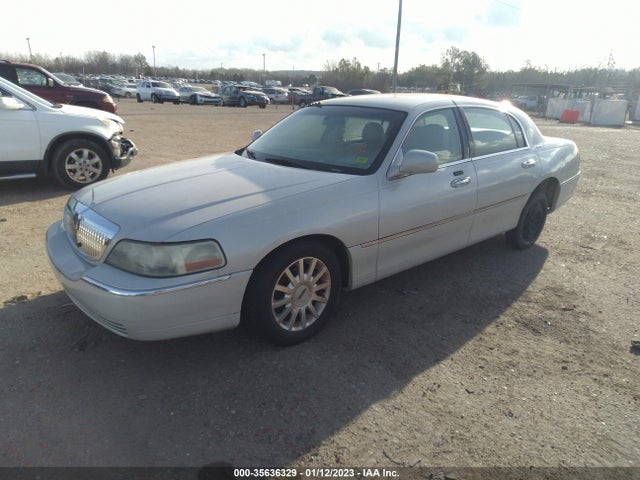 Lincoln Town Car 2007 1LNHM81V97Y619879 Image 2