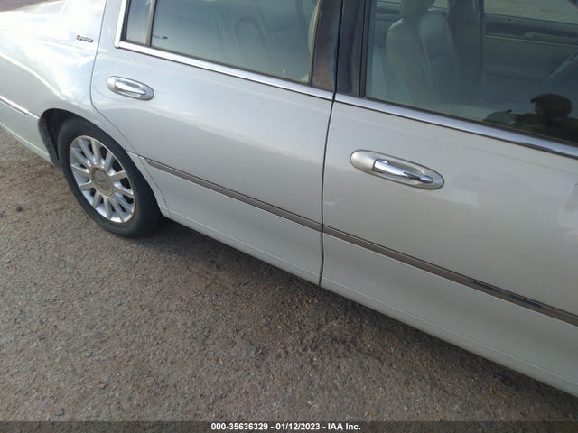 Lincoln Town Car 2007 1LNHM81V97Y619879 Image 7