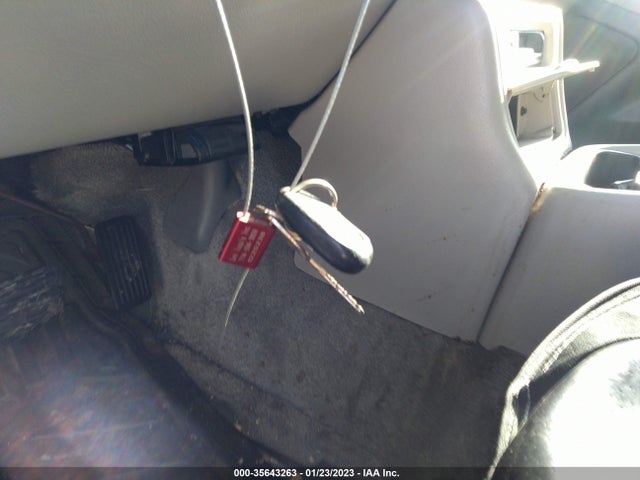 GMC YUKON XL 2001 3GKFK16T11G124680 Image 3