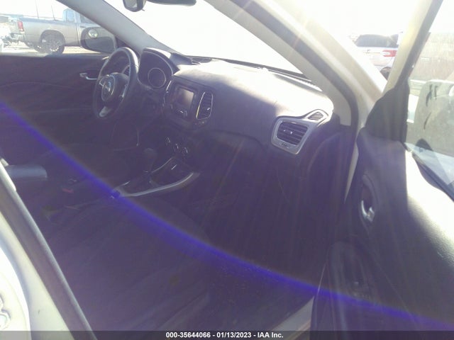 2018 Jeep Compass, VIN: 3C4NJCAB2JT136879