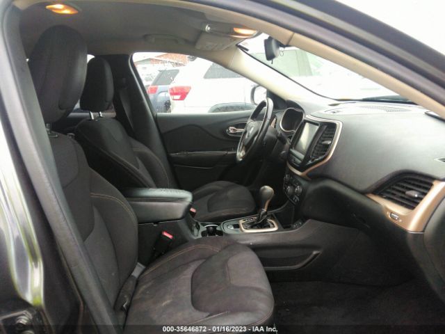 1C4PJLCB8FW591355 Jeep Cherokee Latitude
