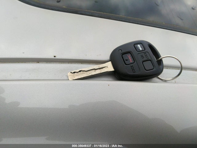 Lexus ES 300 2002 JTHBF30G820045047 Image 3