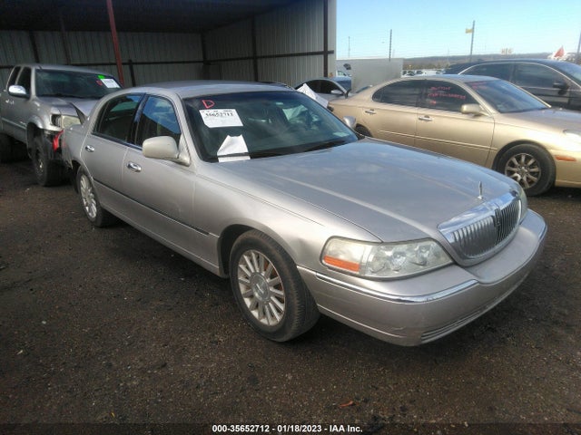 Lincoln Town Car Executive 2003 1LNHM81W23Y684821 головне зображення