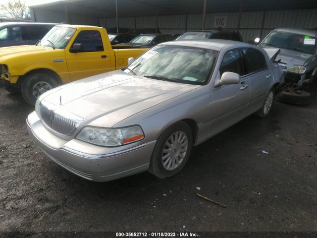 Lincoln Town Car Executive 2003 1LNHM81W23Y684821 Image 2
