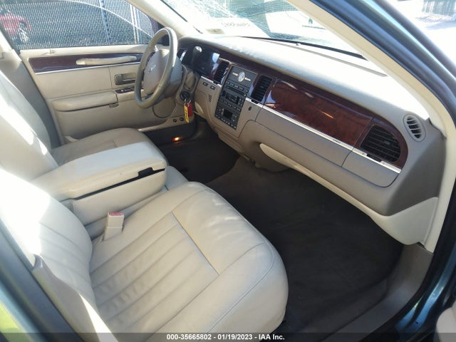 2005 LINCOLN TOWN CAR SIGNATURE VIN: 1LNHM81W85Y671557