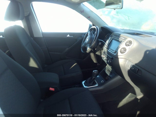 WVGAV7AX2HK050422 Volkswagen Tiguan