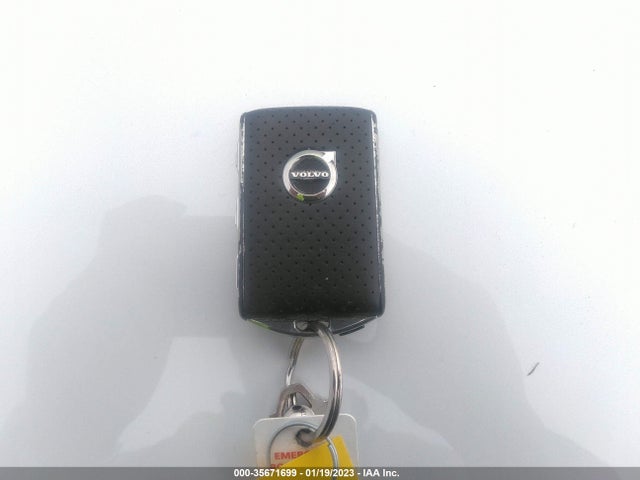 2018 Volvo XC60, VIN: LYVA22RM8JB087117