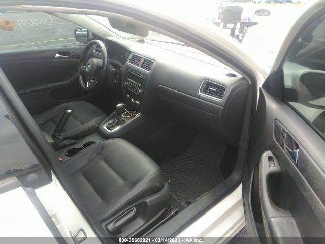 3VWDX7AJXCM067247 Volkswagen Jetta Sedan Se