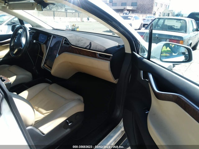 2017 Tesla Model X, VIN: 5YJXCAE2XHF054957