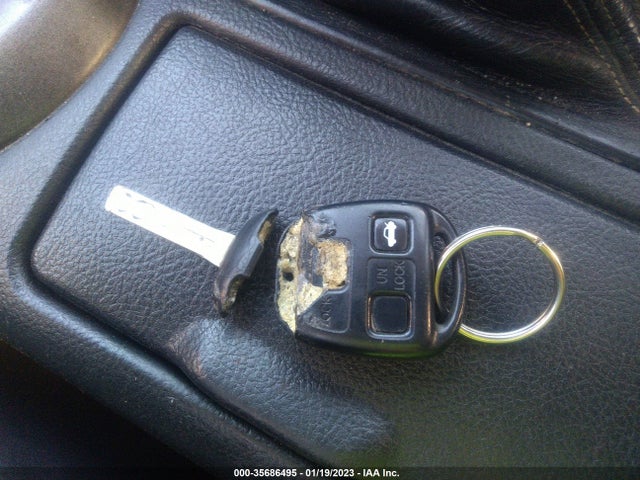 Lexus IS 300 2001 JTHBD182710016124 Image 3