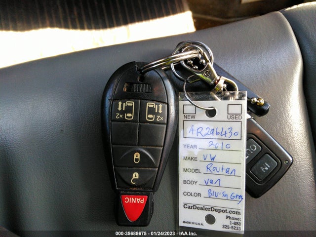 Volkswagen Routan 2010 2V4RW3D11AR296430 Image 11