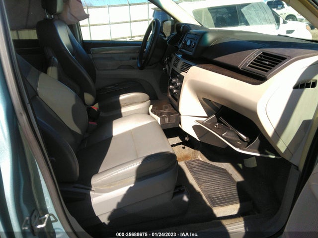 Volkswagen Routan 2010 2V4RW3D11AR296430 Image 5