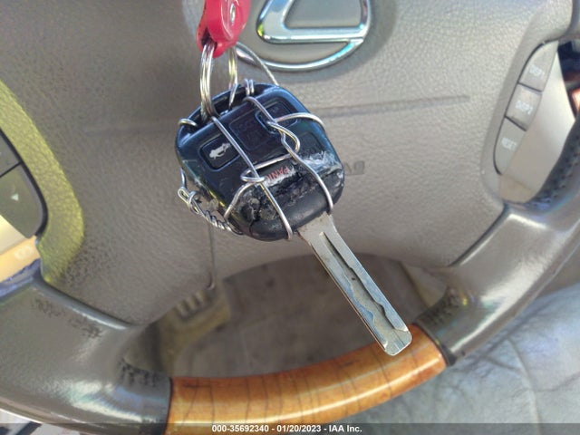 Lexus LS 430 2001 JTHBN30F310043019 Image 3