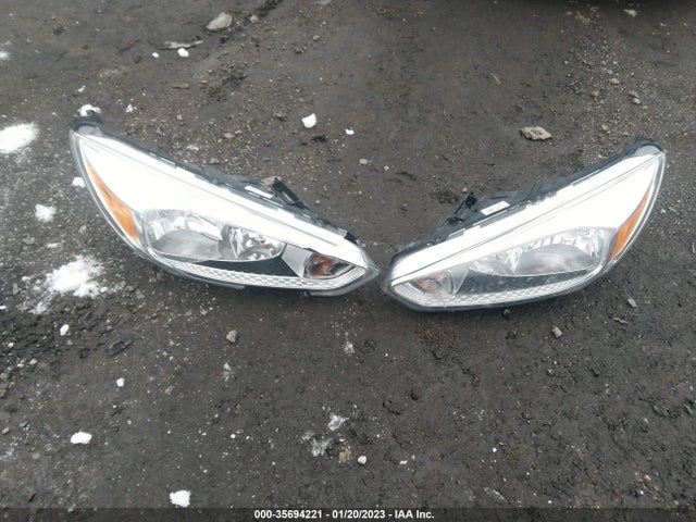 Ford FOCUS SE 2017 1FADP3F2XHL243127 Image 4