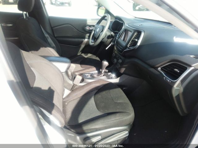 1C4PJLCB4KD370132 Jeep Cherokee Latitude