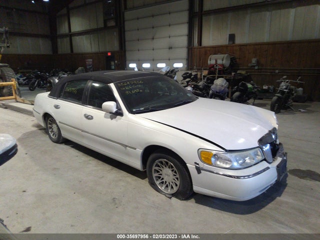 Lincoln Town Car Signature 2000 1LNHM82W4YY919600 zdjęcie główne