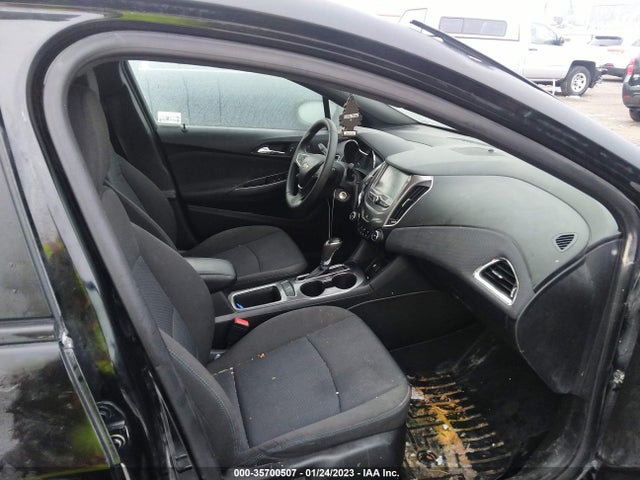 2018 Chevrolet Cruze, VIN: 1G1BE5SM7J7138885