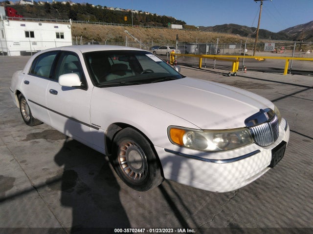Lincoln Town Car Executive 2001 1LNHM81W91Y713647 главное изображение