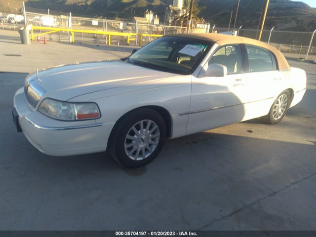 Lincoln Town Car Signature 2007 1LNHM81W97Y618787 Image 2