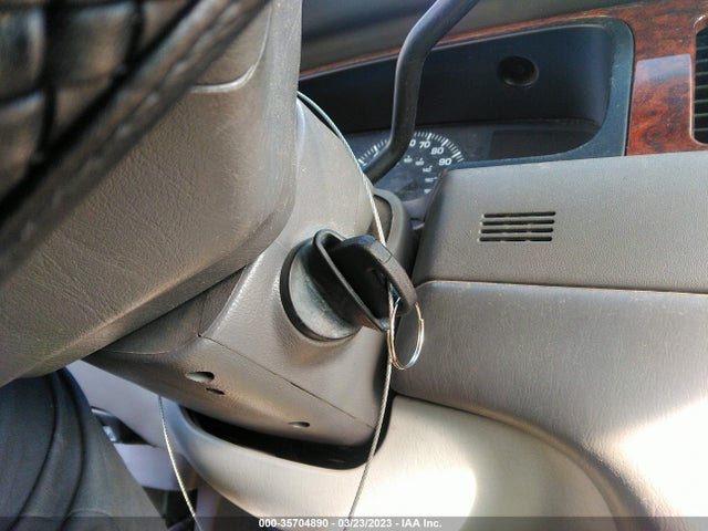 Lincoln Town Car Executive 2001 1LNHM81WX1Y712667 Image 3