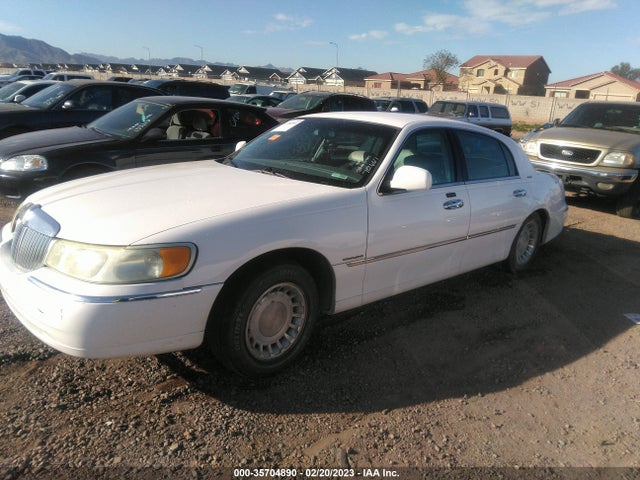 Lincoln Town Car Executive 2001 1LNHM81WX1Y712667 Image 2