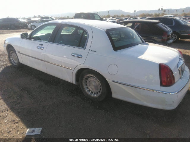 Lincoln Town Car Executive 2001 1LNHM81WX1Y712667 Image 4