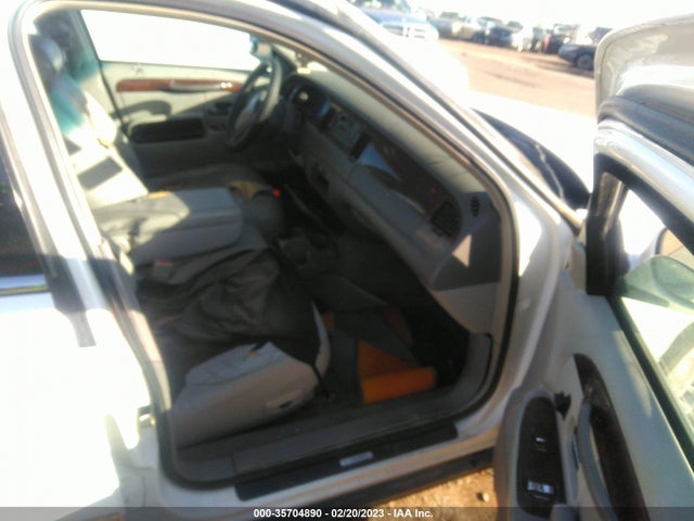Lincoln Town Car Executive 2001 1LNHM81WX1Y712667 Image 6