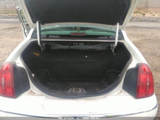 Lincoln Town Car Executive 2001 1LNHM81WX1Y712667 Image 7
