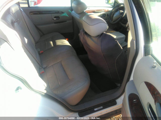 Lincoln Town Car Executive 2001 1LNHM81WX1Y712667 Image 9