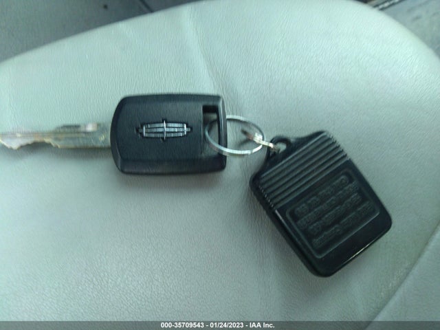 Lincoln Town Car 2006 1LNHM82V06Y612025 Image 3