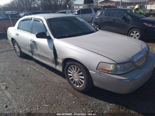 Lincoln Town Car Signature 2005 1LNHM81W55Y608268 главное изображение