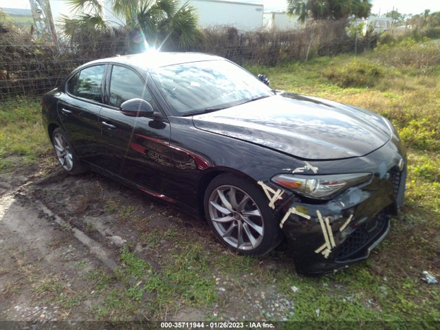 2022 Alfa Romeo Giulia, VIN: ZARFAMAN7N7655656