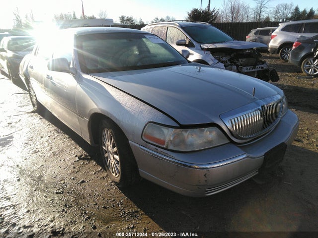 Lincoln Town Car Executive 2003 1LNHM81W03Y655849 main image