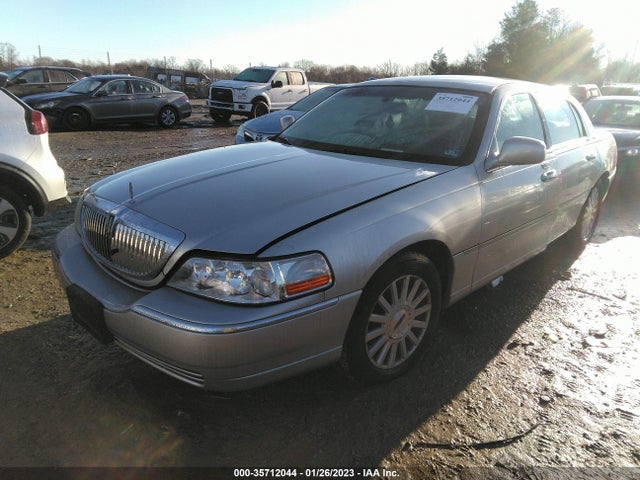 Lincoln Town Car Executive 2003 1LNHM81W03Y655849 Image 2