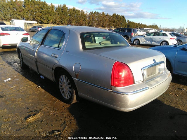 Lincoln Town Car Executive 2003 1LNHM81W03Y655849 Image 4