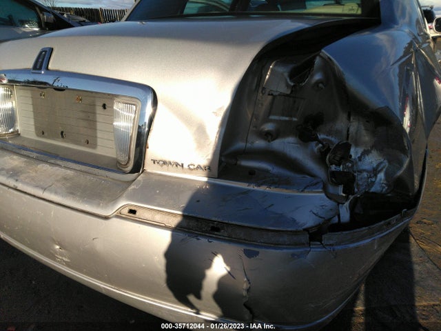 Lincoln Town Car Executive 2003 1LNHM81W03Y655849 Image 7