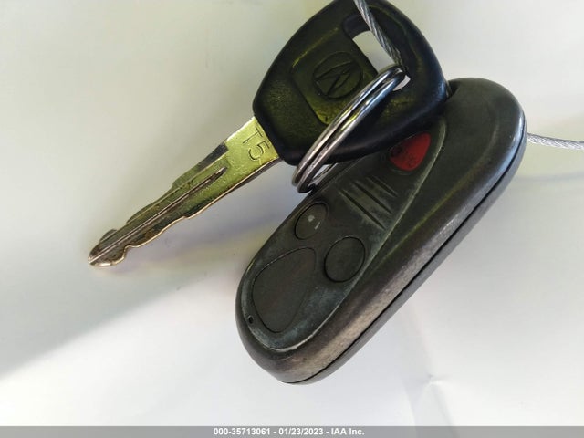 Acura RL 2002 JH4KA966X2C013893 Image 3